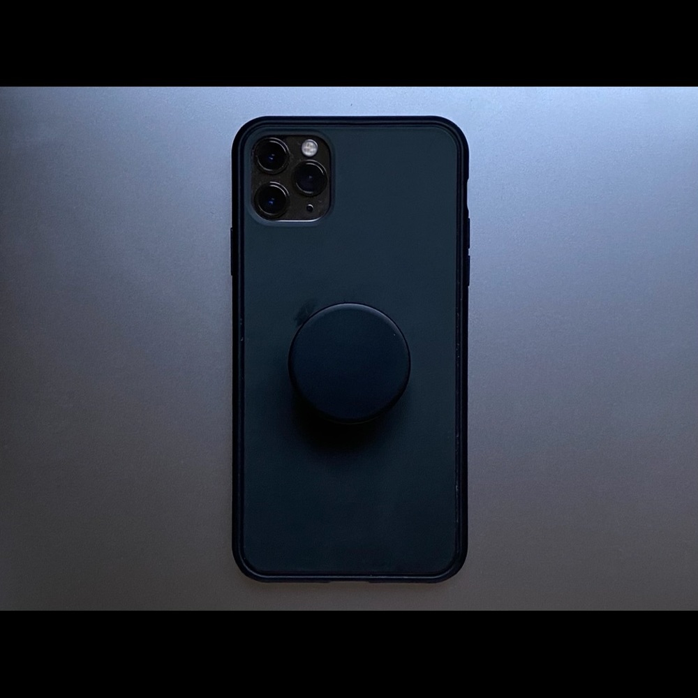 iPhone 11 Pro Max Black Case + Pop Socket